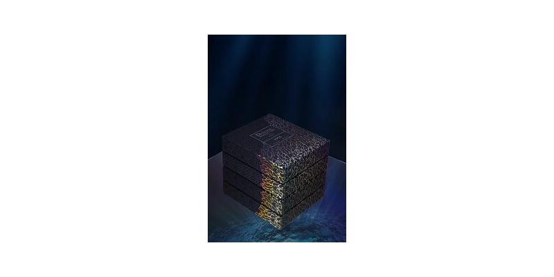 Dictador Generations en Lalique box on black mirror 9852 .tif